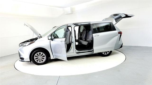 Photo of 2022 Celestial Silver Metallic Toyota Sienna