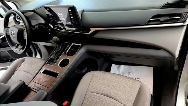 Photo of 2022 Celestial Silver Metallic Toyota Sienna