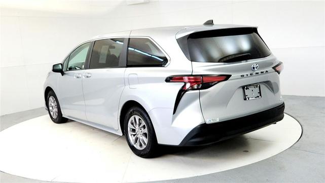 Photo of 2022 Celestial Silver Metallic Toyota Sienna