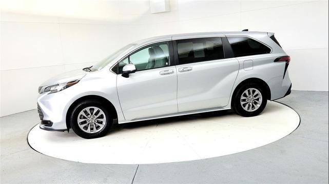 Photo of 2022 Celestial Silver Metallic Toyota Sienna