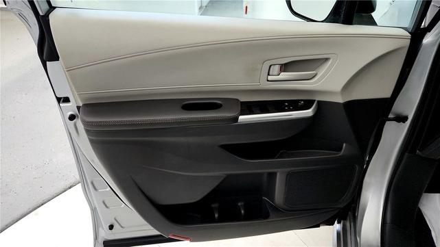 Photo of 2022 Celestial Silver Metallic Toyota Sienna