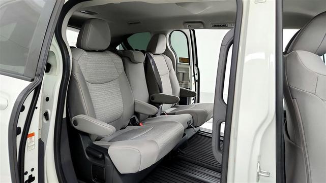 Photo of 2022 White Toyota Sienna