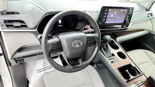 Photo of 2022 White Toyota Sienna