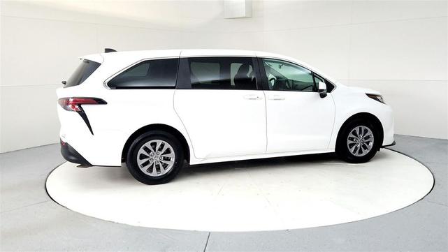 Photo of 2022 White Toyota Sienna