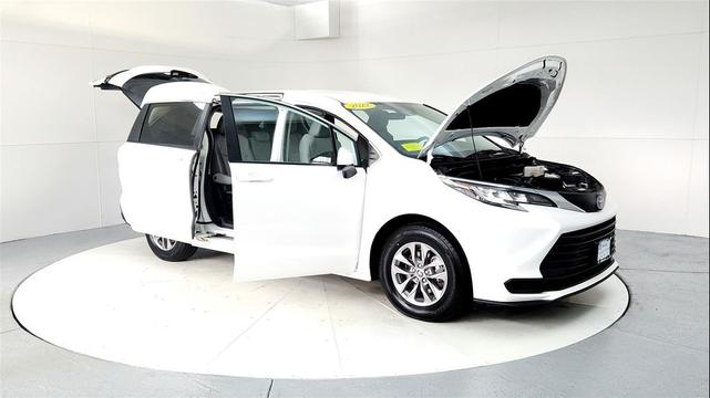 Photo of 2022 White Toyota Sienna