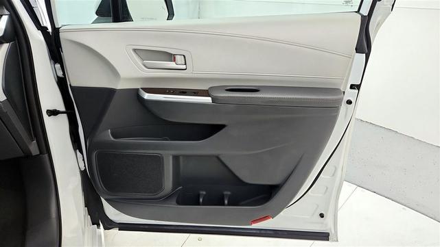 Photo of 2022 White Toyota Sienna