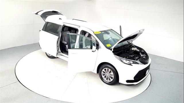 Photo of 2022 White Toyota Sienna