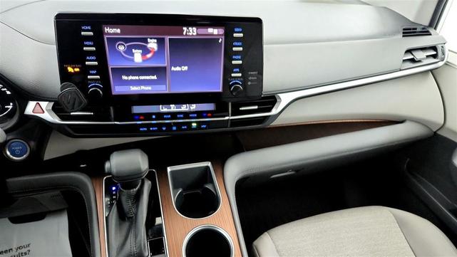 Photo of 2022 White Toyota Sienna