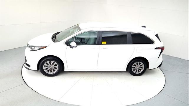 Photo of 2022 White Toyota Sienna