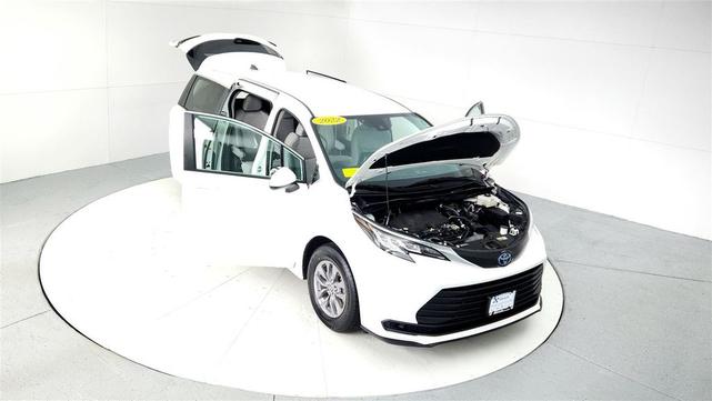 Photo of 2022 White Toyota Sienna