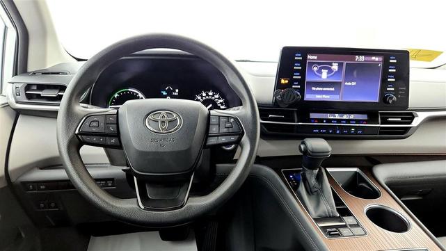 Photo of 2022 White Toyota Sienna