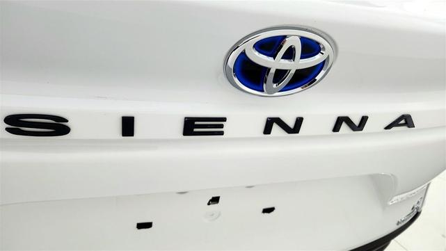 Photo of 2022 White Toyota Sienna