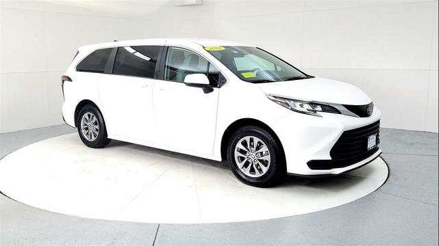 Photo of 2022 White Toyota Sienna