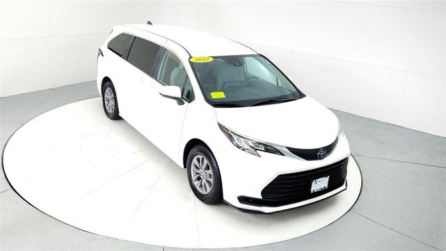 Photo of 2022 White Toyota Sienna