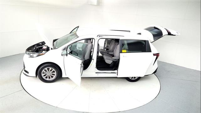 Photo of 2022 White Toyota Sienna