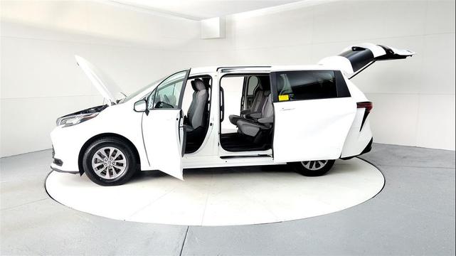 Photo of 2022 White Toyota Sienna