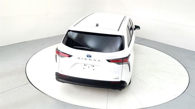 Photo of 2022 White Toyota Sienna