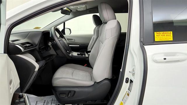 Photo of 2022 White Toyota Sienna