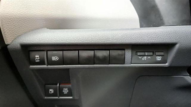Photo of 2022 White Toyota Sienna