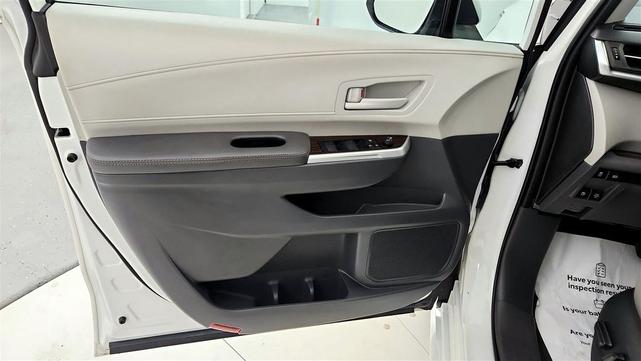 Photo of 2022 White Toyota Sienna