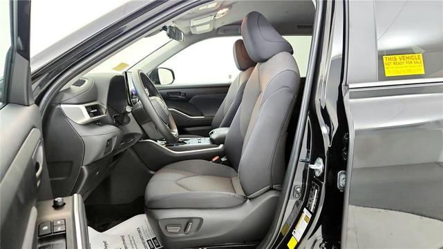 Photo of 2023 Midnight Black Metallic Toyota Highlander