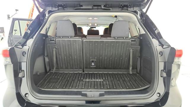 Photo of 2023 Midnight Black Metallic Toyota Highlander