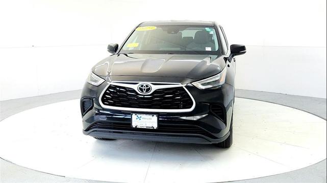 Photo of 2023 Midnight Black Metallic Toyota Highlander