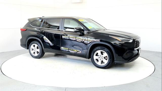 Photo of 2023 Midnight Black Metallic Toyota Highlander