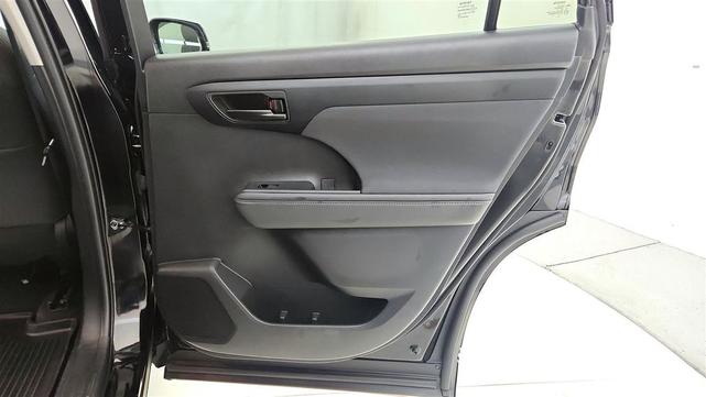 Photo of 2023 Midnight Black Metallic Toyota Highlander