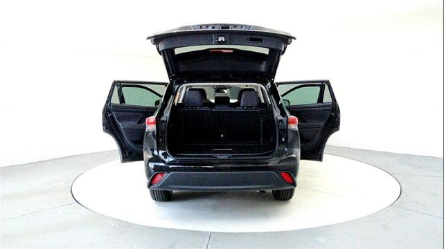 Photo of 2023 Midnight Black Metallic Toyota Highlander