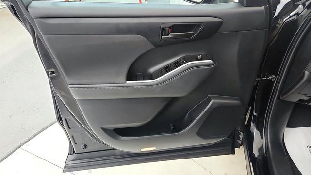 Photo of 2023 Midnight Black Metallic Toyota Highlander