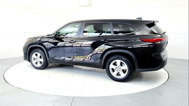 Photo of 2023 Midnight Black Metallic Toyota Highlander