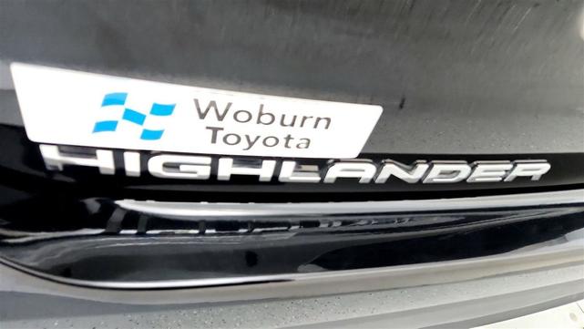 Photo of 2023 Midnight Black Metallic Toyota Highlander