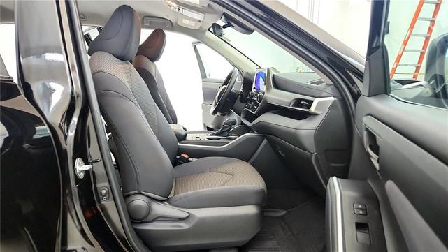 Photo of 2023 Midnight Black Metallic Toyota Highlander
