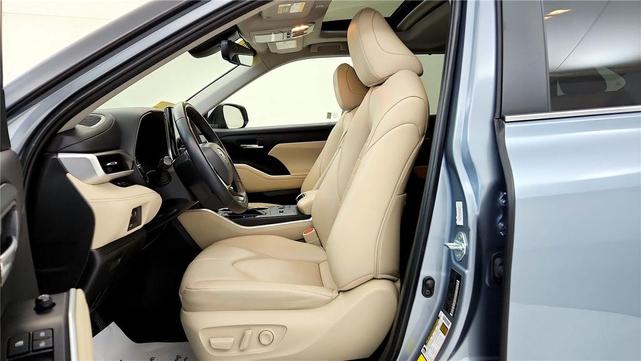 Photo of 2024 Moon Dust Toyota Highlander