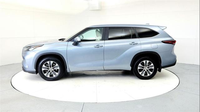 Photo of 2024 Moon Dust Toyota Highlander