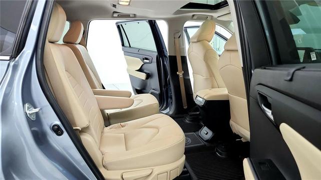 Photo of 2024 Moon Dust Toyota Highlander
