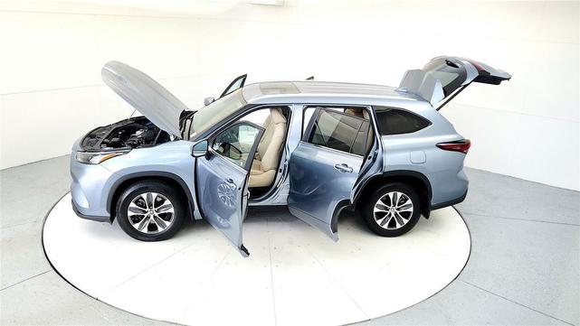 Photo of 2024 Moon Dust Toyota Highlander