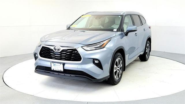Photo of 2024 Moon Dust Toyota Highlander