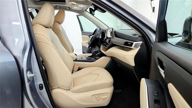 Photo of 2024 Moon Dust Toyota Highlander