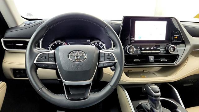 Photo of 2024 Moon Dust Toyota Highlander