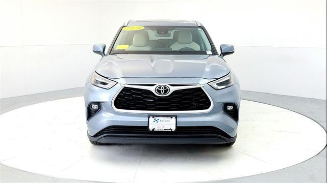 Photo of 2024 Moon Dust Toyota Highlander