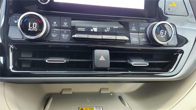 Photo of 2024 Moon Dust Toyota Highlander