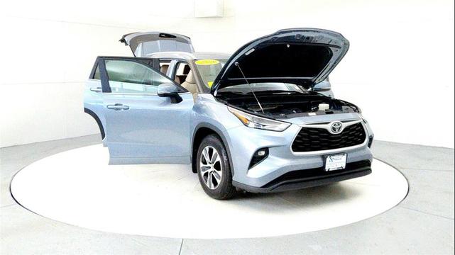 Photo of 2024 Moon Dust Toyota Highlander