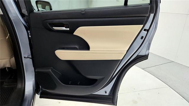 Photo of 2024 Moon Dust Toyota Highlander