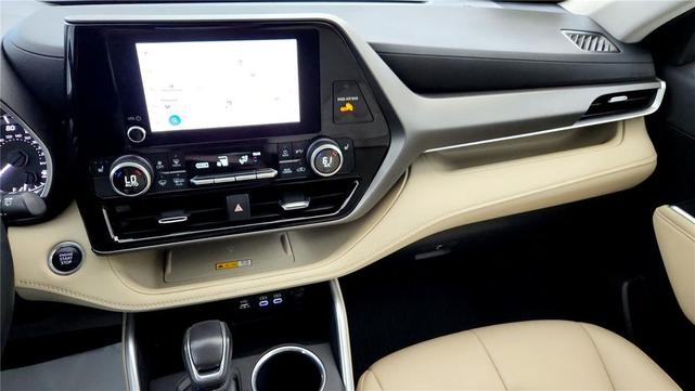 Photo of 2024 Moon Dust Toyota Highlander