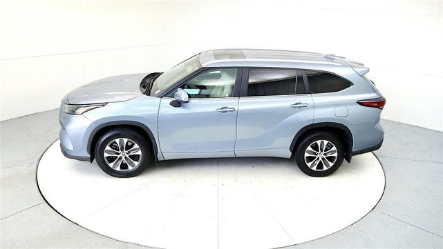 Photo of 2024 Moon Dust Toyota Highlander