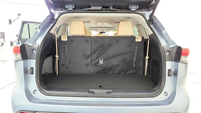 Photo of 2024 Moon Dust Toyota Highlander