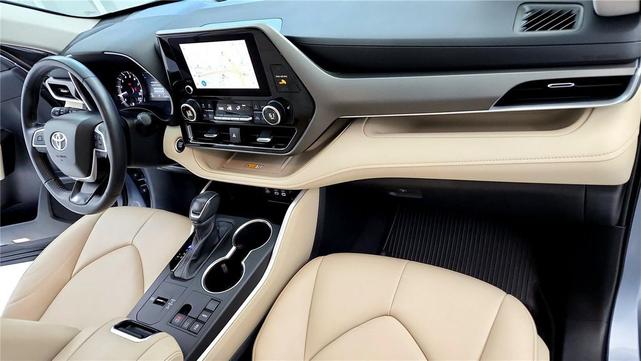 Photo of 2024 Moon Dust Toyota Highlander