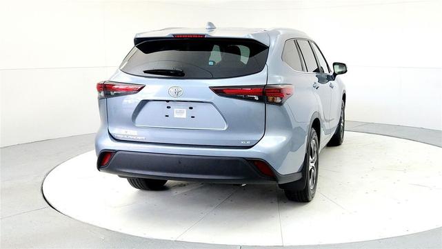 Photo of 2024 Moon Dust Toyota Highlander